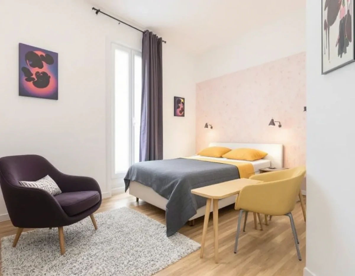 Optimiser l'Espace et le Confort dans une Petite Chambre : Conseils d'Experts Immobiliers